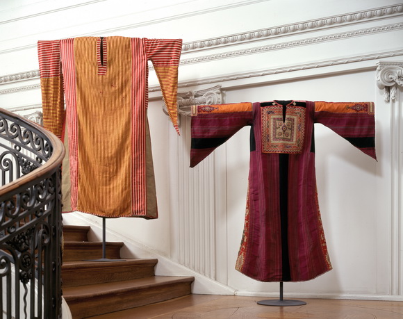 Zwei Festkleider aus Ma&acute;an (Jordanien), 1920 und Bethlehem (Pal&auml;stina), 1910